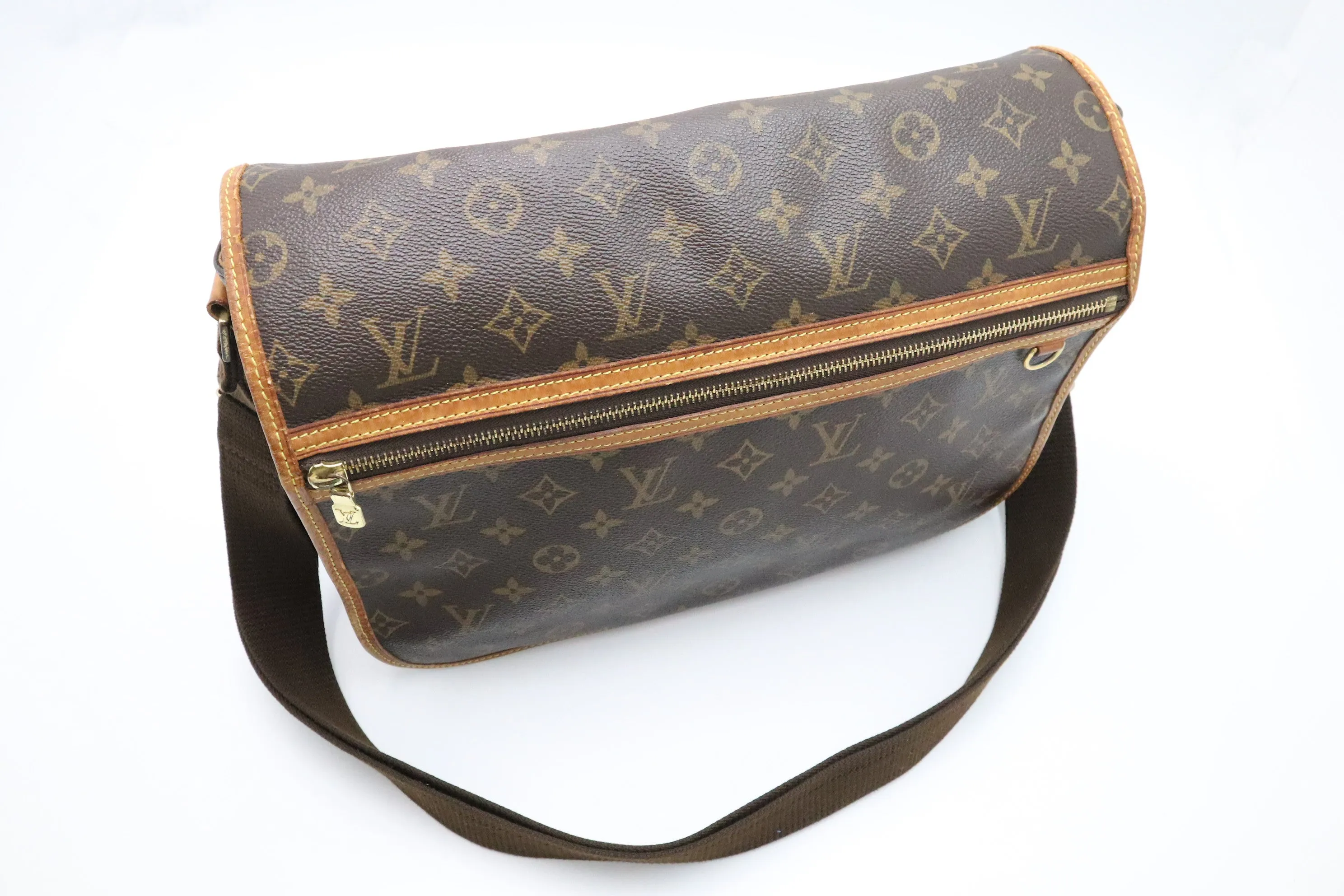 Louis Vuitton Messenger Bosphore MM in Monogram Canvas